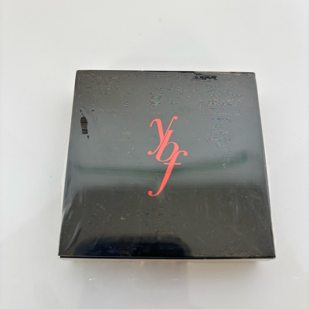 YBF Black Compact with Neutralizing Powder - Picture 1 of 4